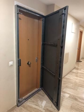 Colocación de puertas antiokupas en vivienda de Madrid