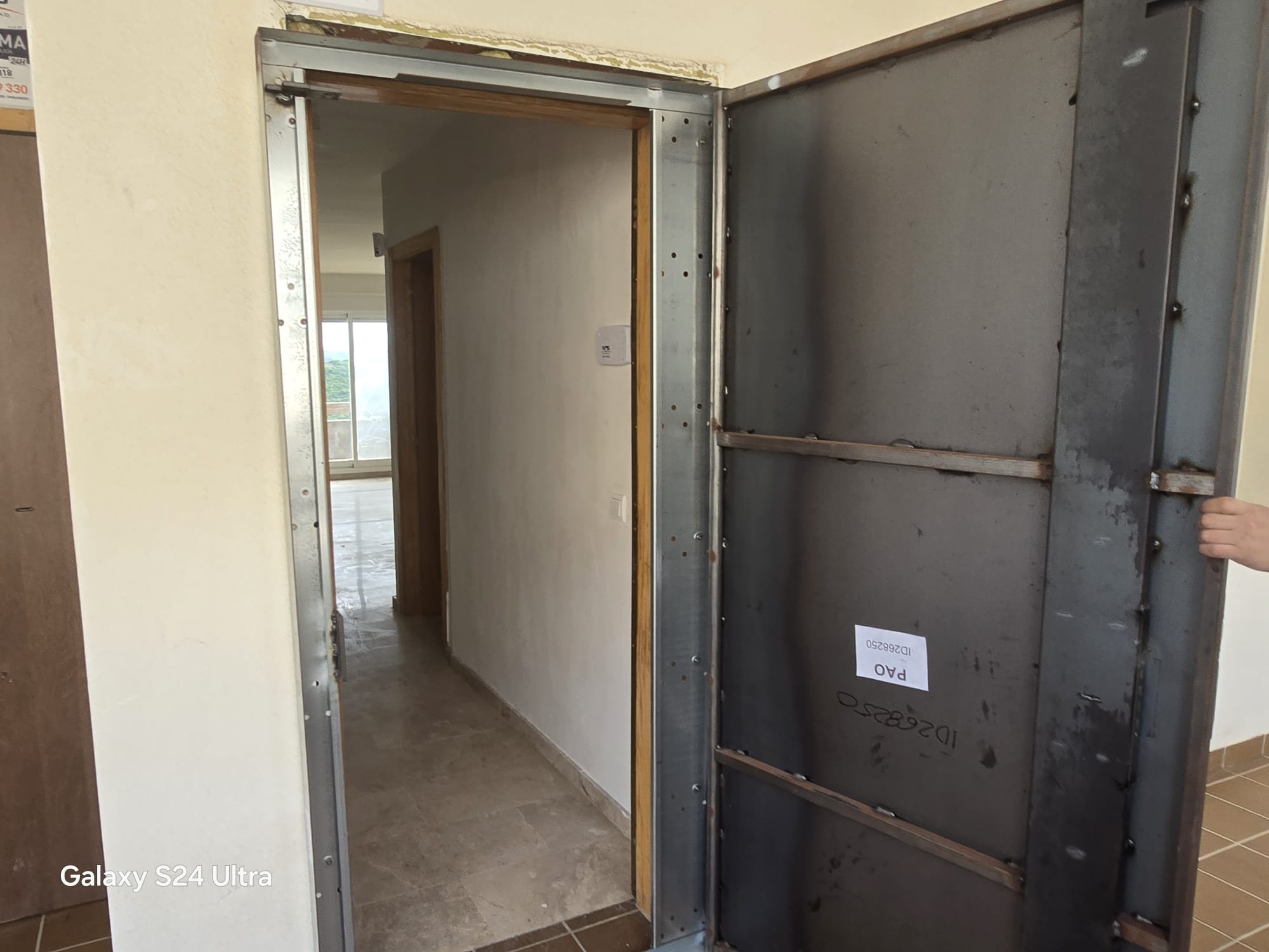 Colocación de puertas antiokupas en piso vacío